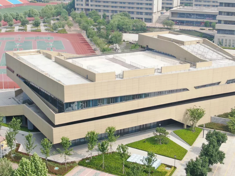 次のキャンパスプロジェクトに学校の鉄骨建物を選ぶ理由は何ですか?